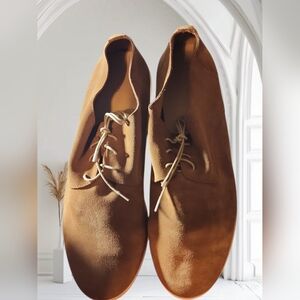 Nisolo Suede “Lightweight 1x Derby” Shoe in tan, size 12 NIB
